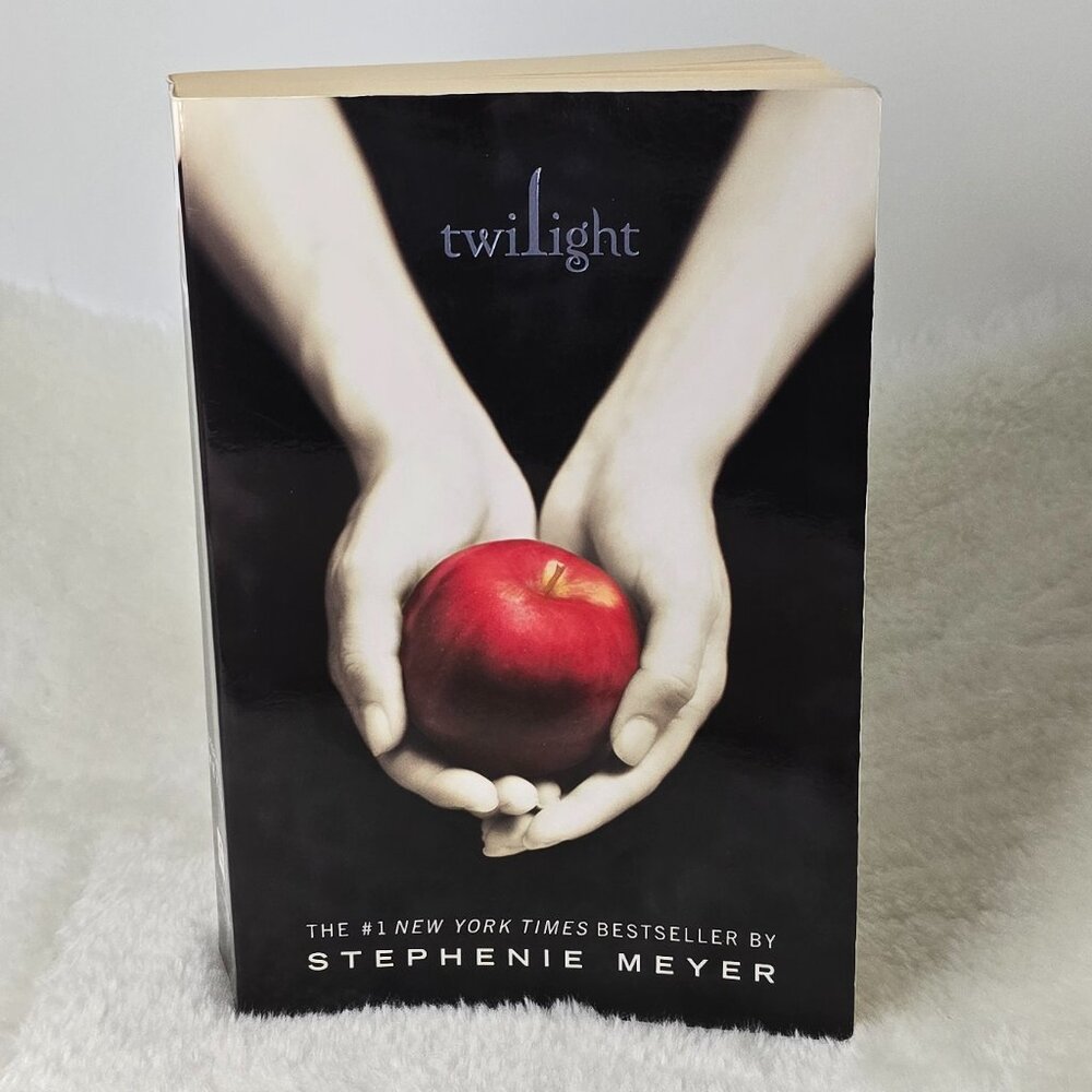 Twilight (The Twilight Saga, Paperback)